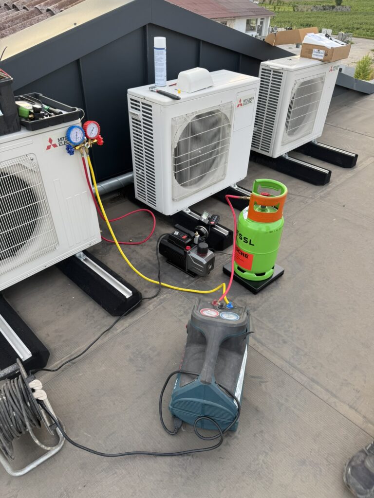 Wartung Klimaanlage. Absaugen, Dichtheitsprüfung und neu Befüllen