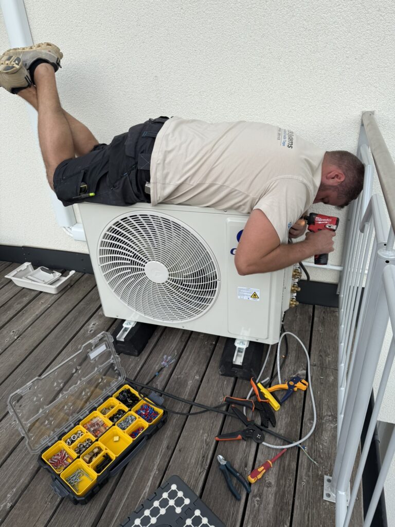 Installation Klimaaußengerät mit Geschäftsführer Ing. Stefan Stromberger