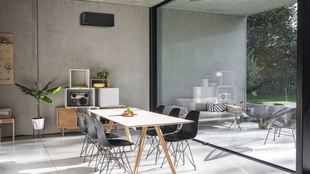 Klimaanlage Daikin Stylish Schwarz in Esszimmer mit großer Glasfläche